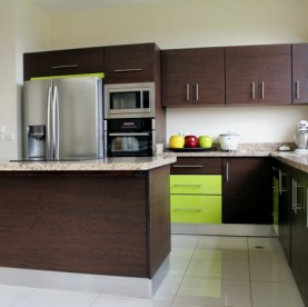 Mueble de cocina con "isla" y detalles en verde