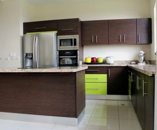 Mueble de cocina con "isla" y detalles en verde