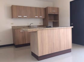 Cocina en acabado madera en Condominios Palma Real