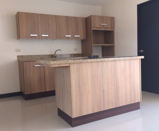 Cocina en acabado madera en Condominios Palma Real
