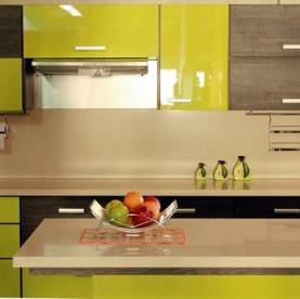 Mueble de cocina moderno com mezcla de texturas y colores