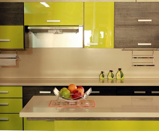 Mueble de cocina moderno com mezcla de texturas y colores