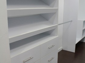 Walk-in coset con gavetas, estantes para zapatos y para colgar