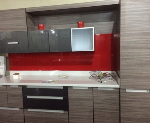 mueble-cocina-gris-y-rojo