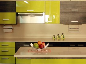 Mueble de cocina moderno com mezcla de texturas y colores
